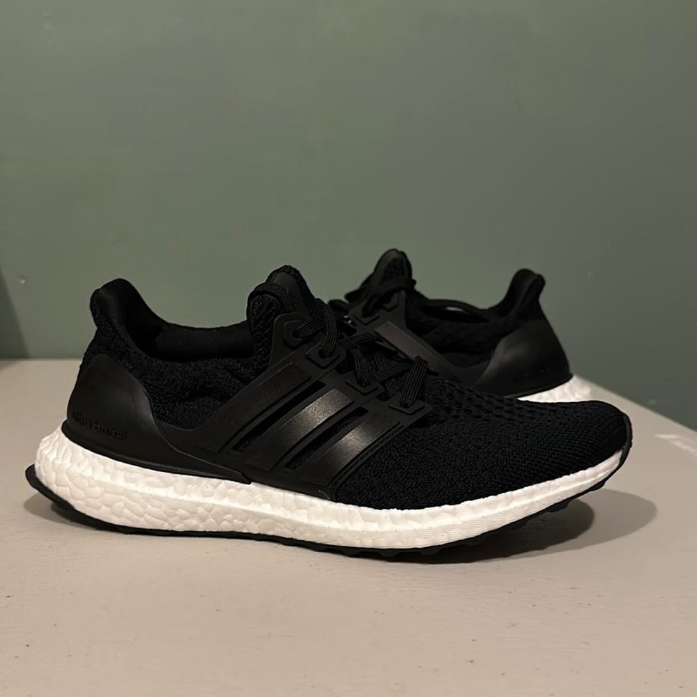 Adidas Women’s Ultraboost 5.0 DNA Black / White Sneaker Size 7 LIKE NEW